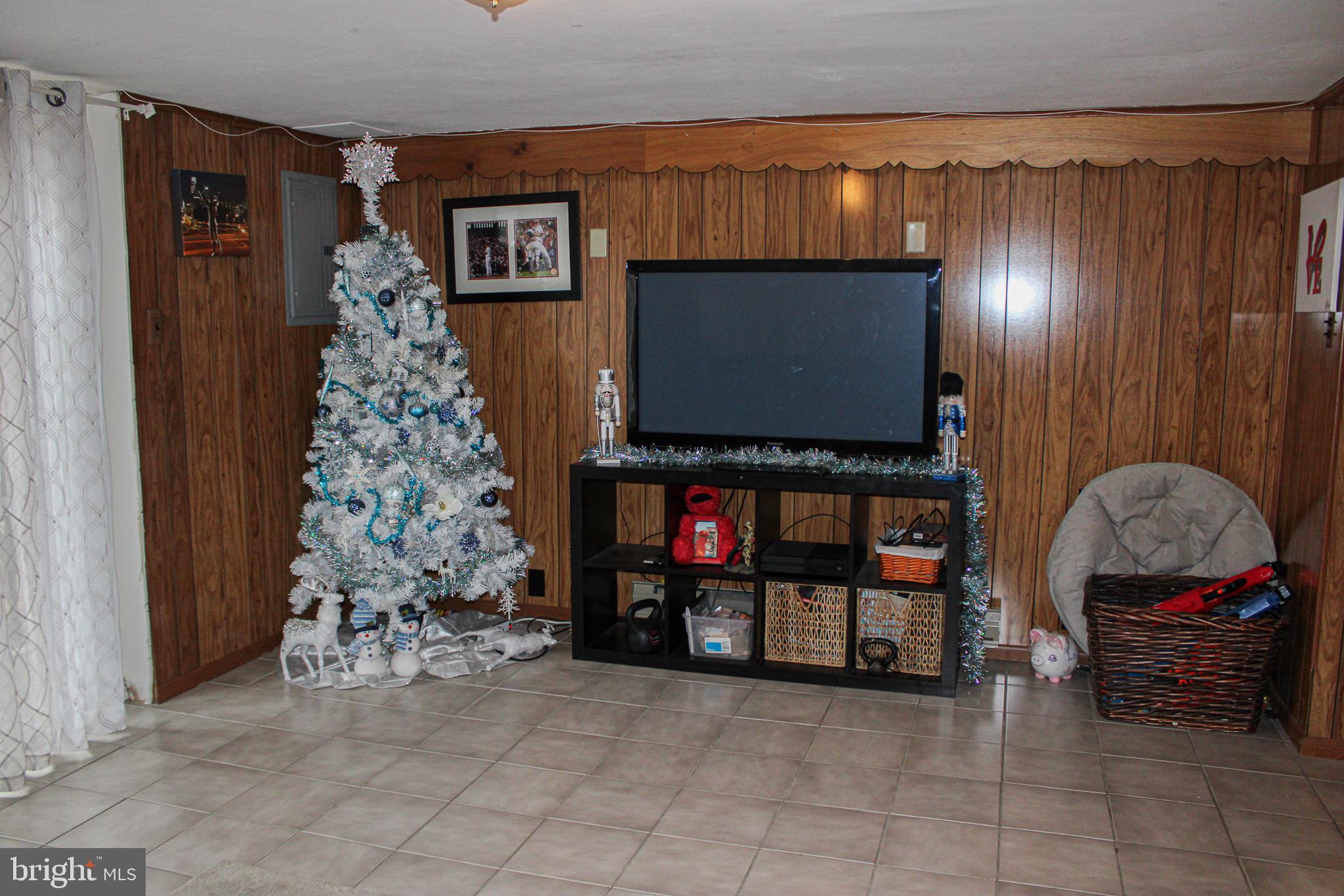 10830 Perrin Road Philadelphia, PA 19154 - Photo 20 of 24 a living room with furniture and a flat screen tv
