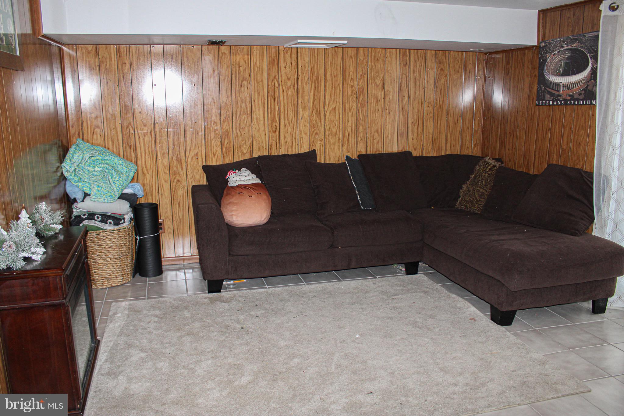 10830 Perrin Road Philadelphia, PA 19154 - Photo 21 of 24 a living room with furniture and a potted plant