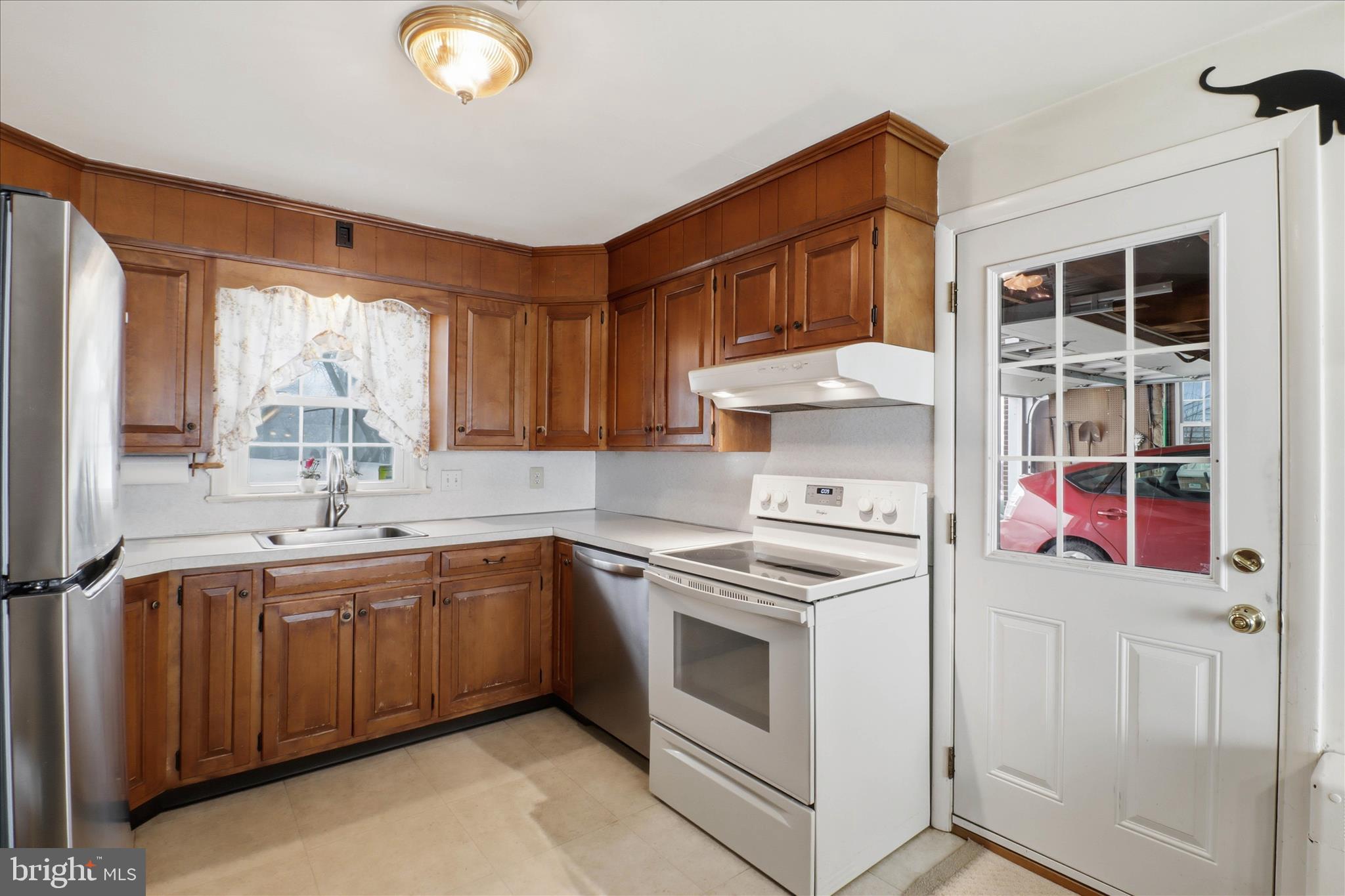 9 Ridge View Drive Pequea, PA 17565 - Photo 9 of 33 a kitchen that has a sink and a stove in it
