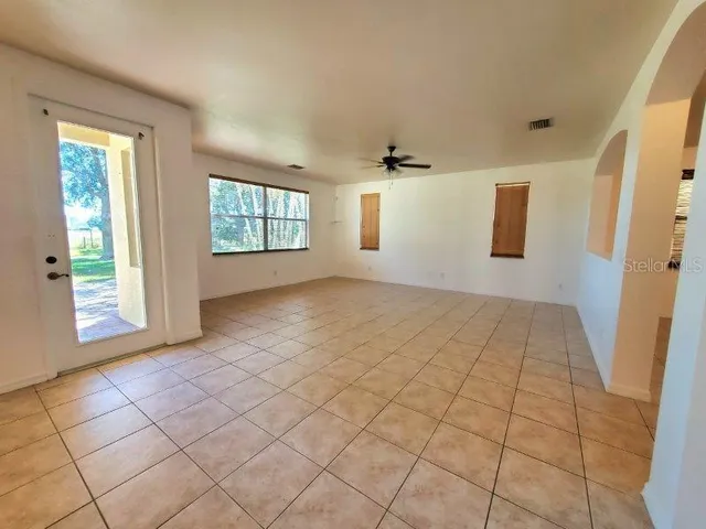 a view of a backyard