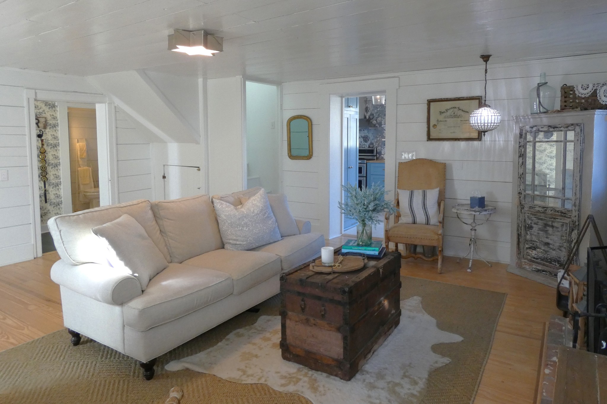 2060 Luther Herald Road Franklin, KY 42134 - Photo 4 of 58 a living room with furniture and a wooden floor
