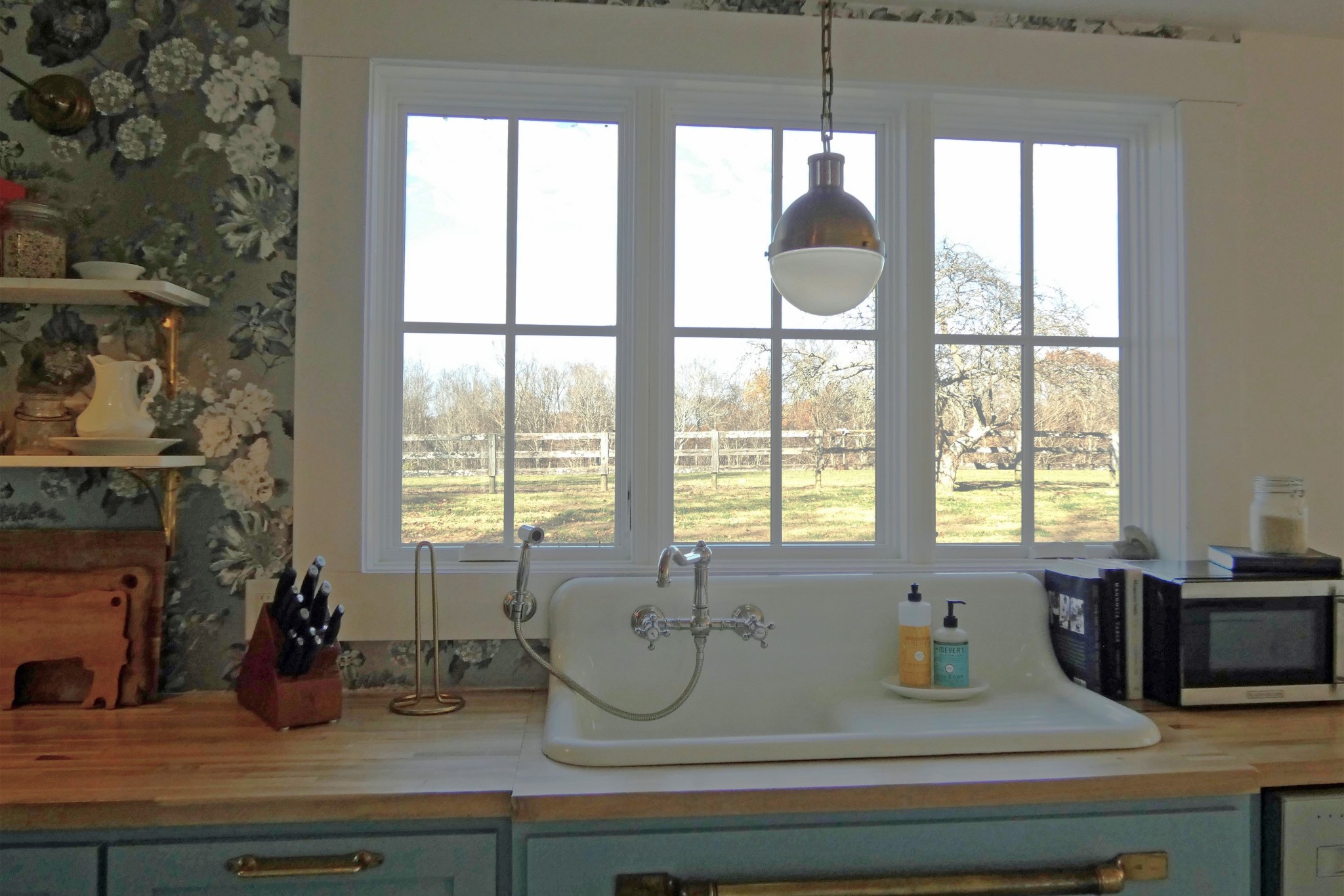 2060 Luther Herald Road Franklin, KY 42134 - Photo 10 of 58 a view of a living room and window