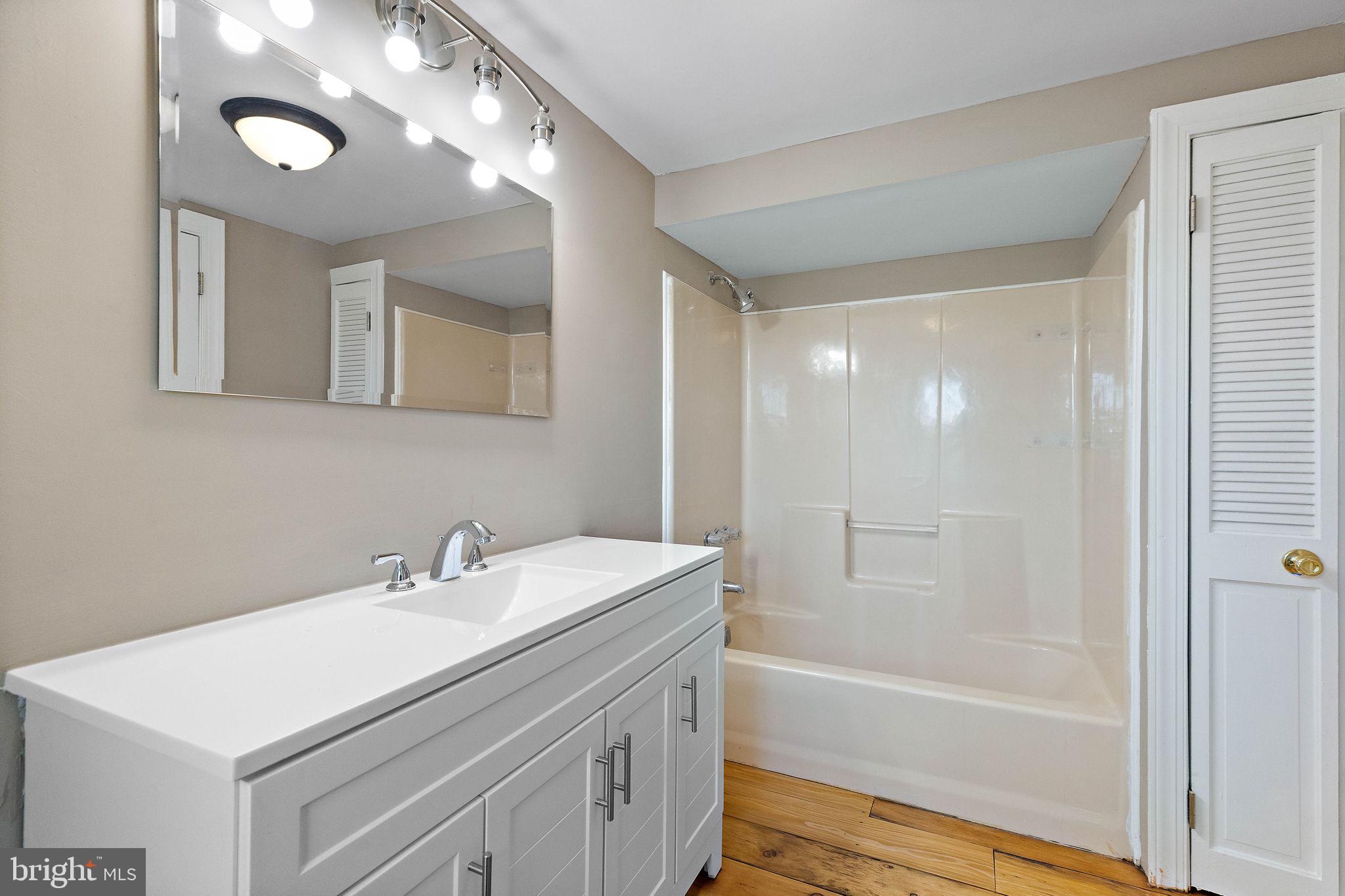 1127 Greentree Road Newark, DE 19713 - Photo 14 of 35 First floor master bathroom