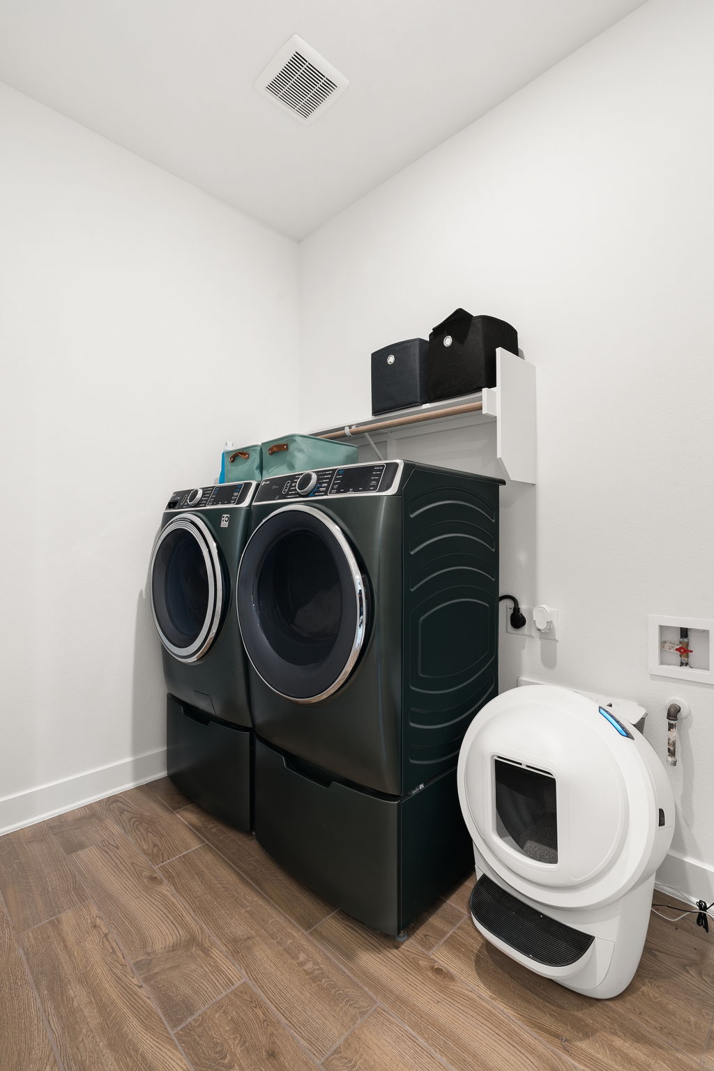 515 Watershield Cove Georgetown, TX 78633 - Photo 23 of 40 Functional laundry room offers modern appliances and efficient use of space.