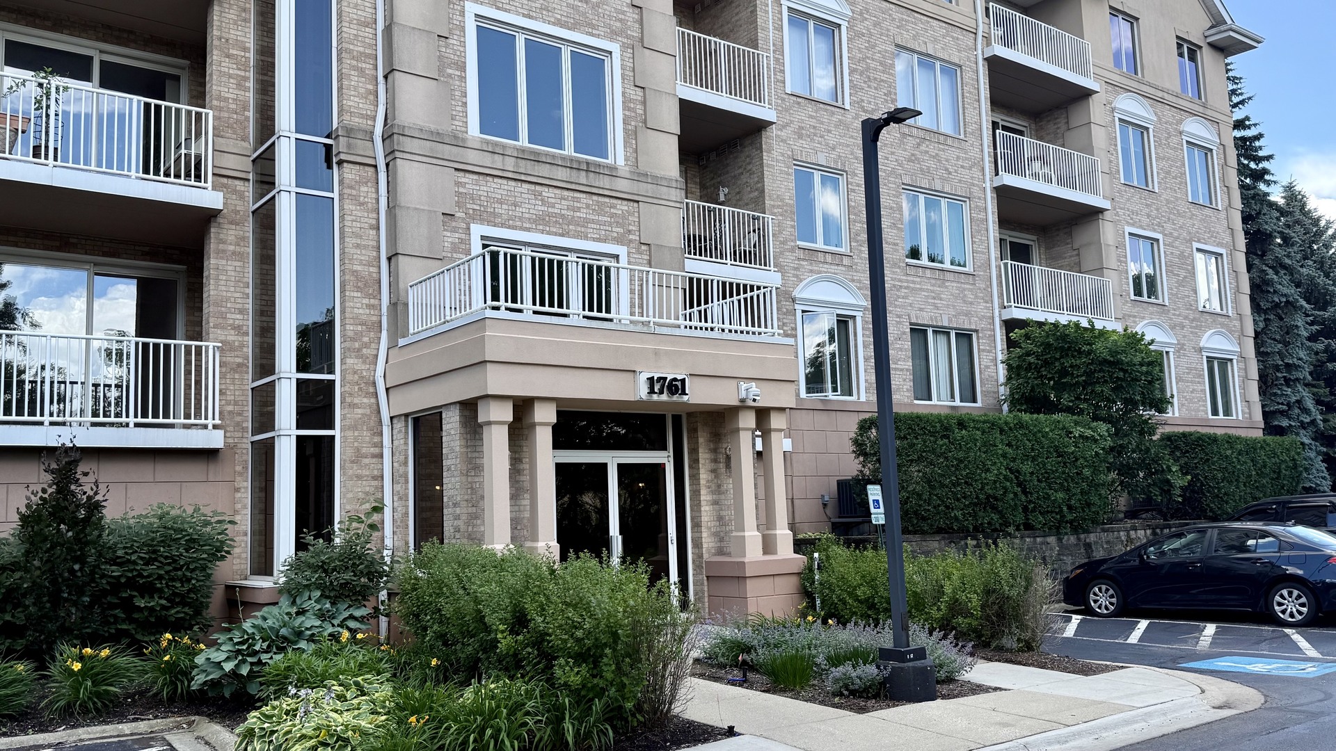 1761 Pavilion Way, Unit 301 Park Ridge, IL 60068 - Photo 3 of 36