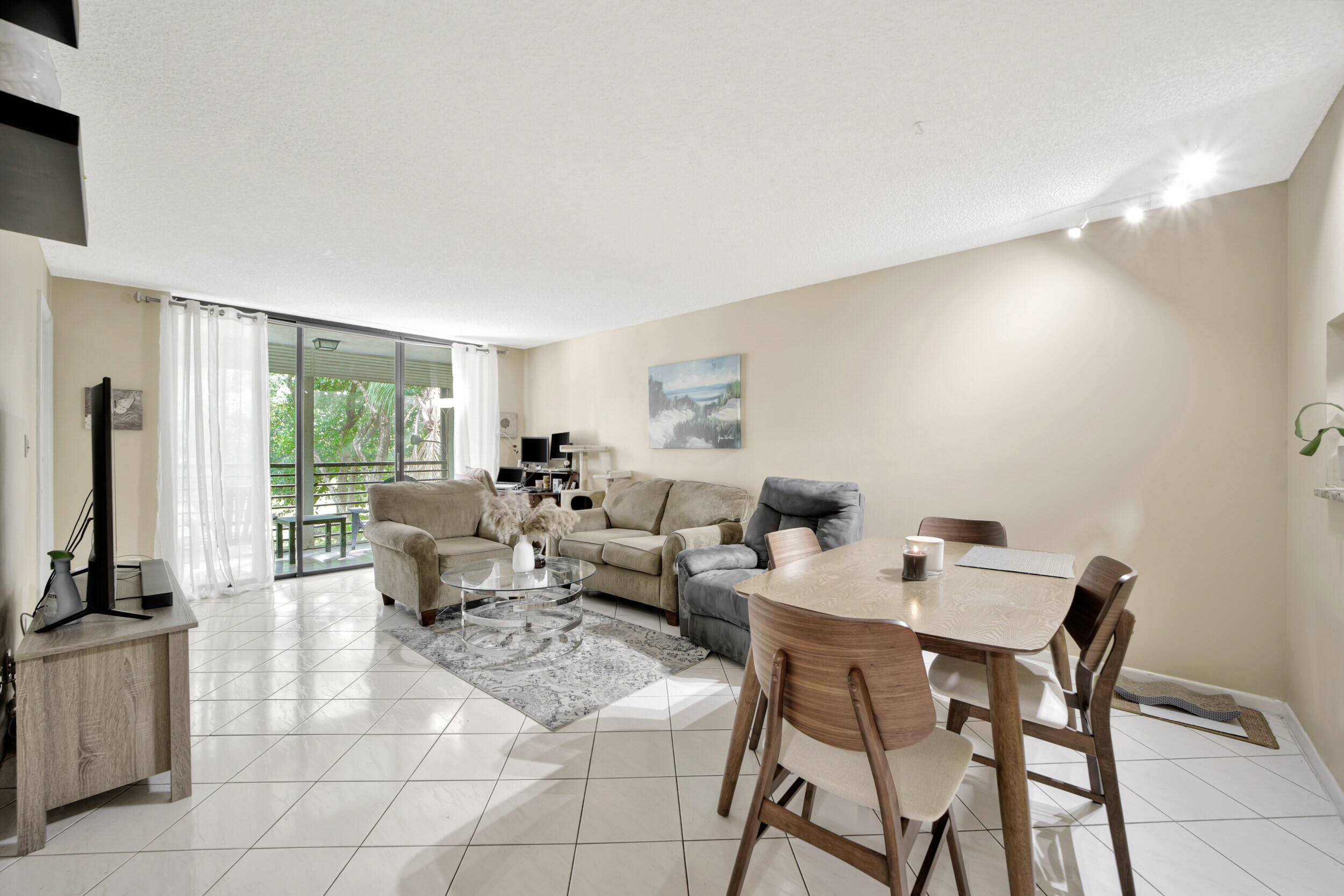 7850 West McNab Road, Unit 318 Tamarac, FL 33321 - Photo 9 of 41 Liv Rm 1
