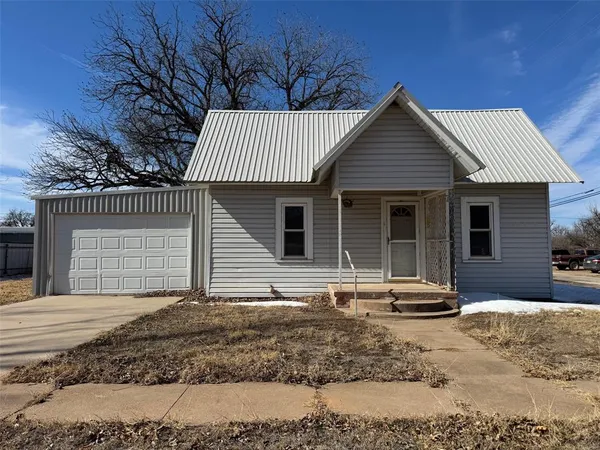 $74,900 | 611 North Stratton Street, Seymour, TX 76380