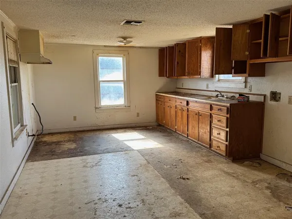 $74,900 | 611 North Stratton Street, Seymour, TX 76380