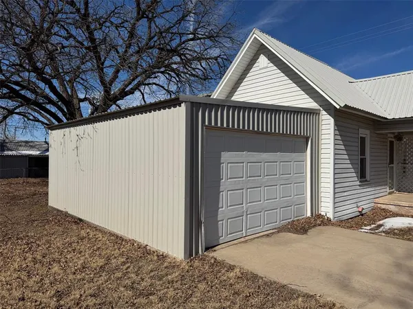 $74,900 | 611 North Stratton Street, Seymour, TX 76380