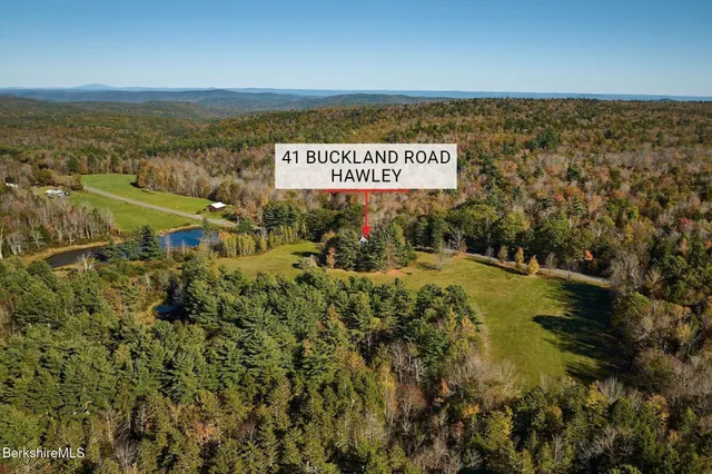 a view of house with a yard