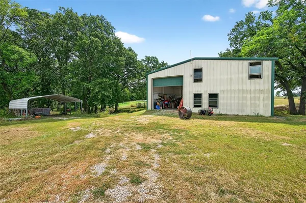 a view of a house with backyard and garden