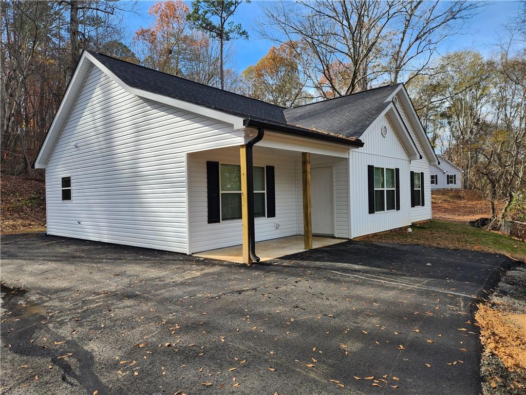 a view of a house with a yard