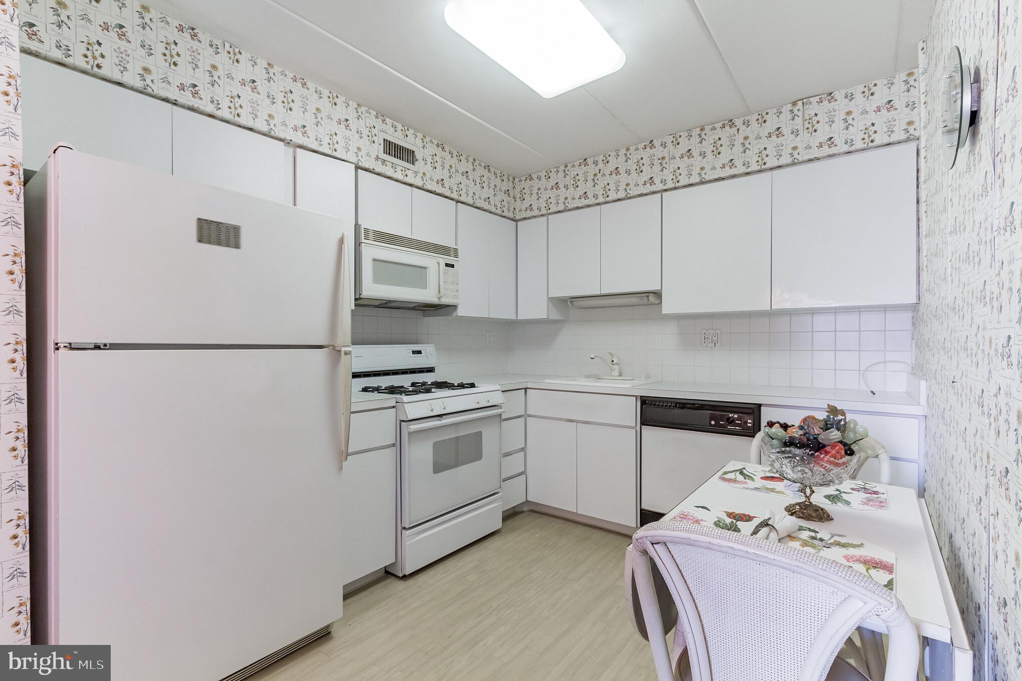 8922 Krewstown Road, Unit 203 Philadelphia, PA 19115 - Photo 4 of 14 Eat in kitchen