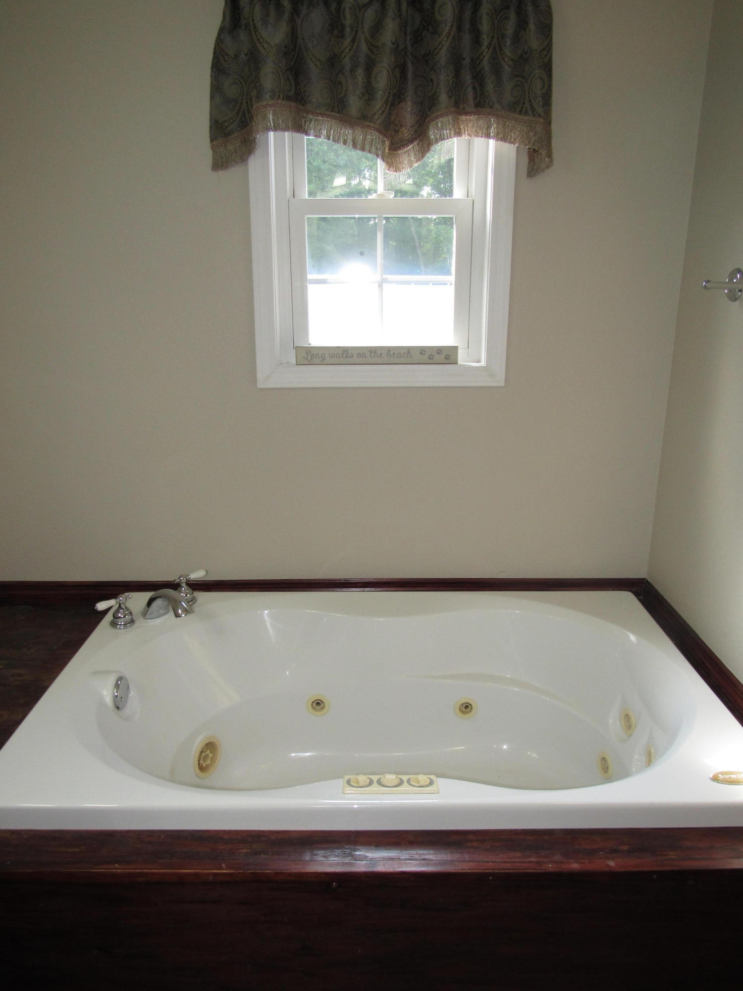 5218 Banner-Roslin Road Jamestown, TN 38556 - Photo 36 of 40 Master Bathroom Jetted Tub