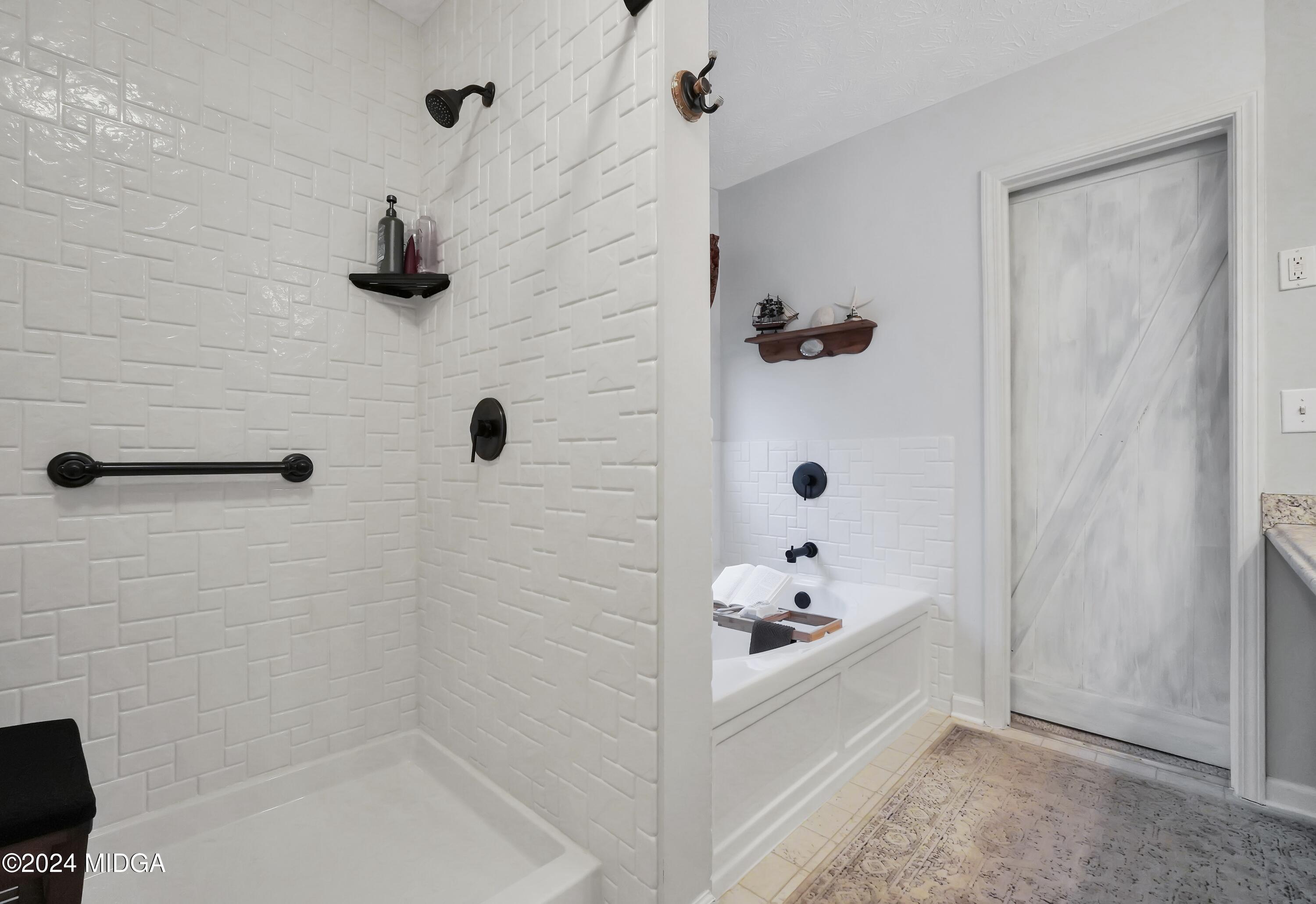 208 Brown Branch Road Locust Grove, GA 30248 - Photo 20 of 44 a bathroom with a tub