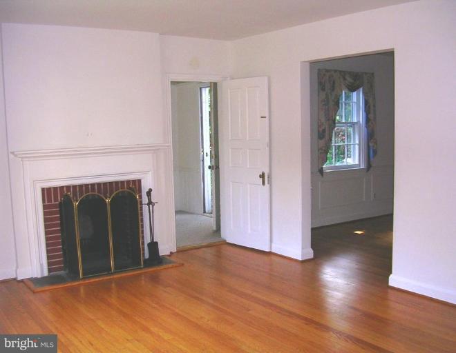 212 North Tyrone Road Baltimore, MD 21212 - Photo 8 of 24 Living Room/Dining Room