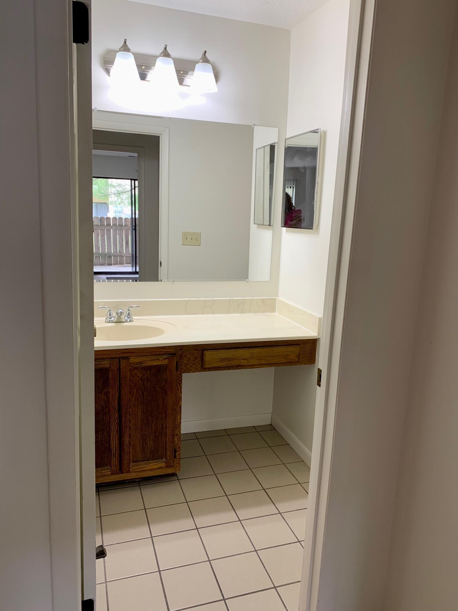 2295 Hedgerow Road, Unit 2295B Columbus, OH 43220 - Photo 12 of 23 IMG_1778