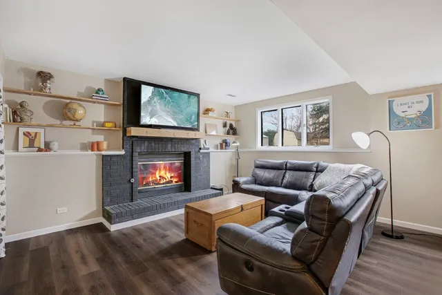 $374,900 | 814 Roger Road, Woodstock, IL 60098