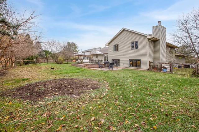 $374,900 | 814 Roger Road, Woodstock, IL 60098