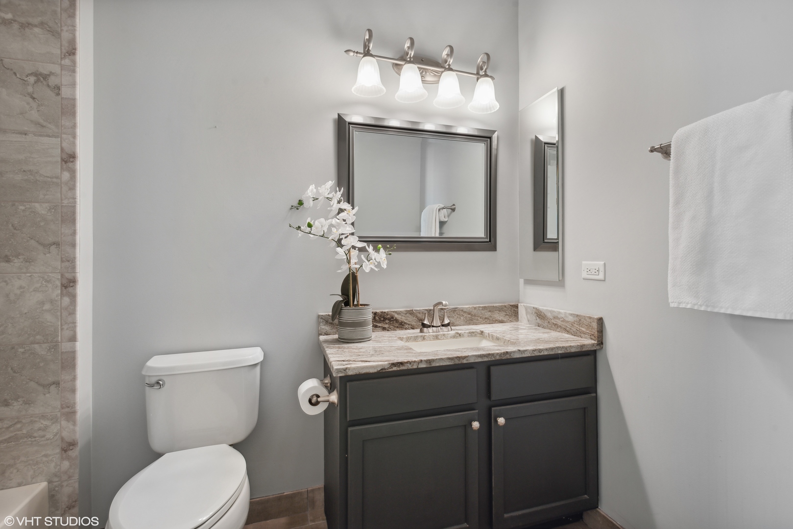 3897 Kingsmill Drive Elgin, IL 60124 - Photo 18 of 34 a bathroom with a toilet sink and mirror