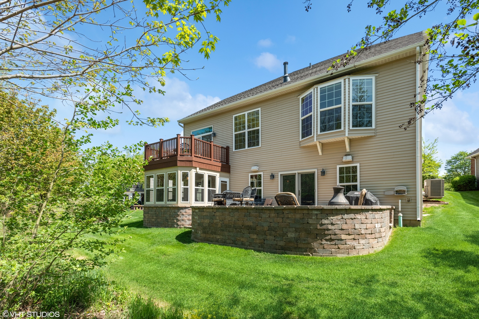 3897 Kingsmill Drive Elgin, IL 60124 - Photo 2 of 34 a front view of a house with a garden
