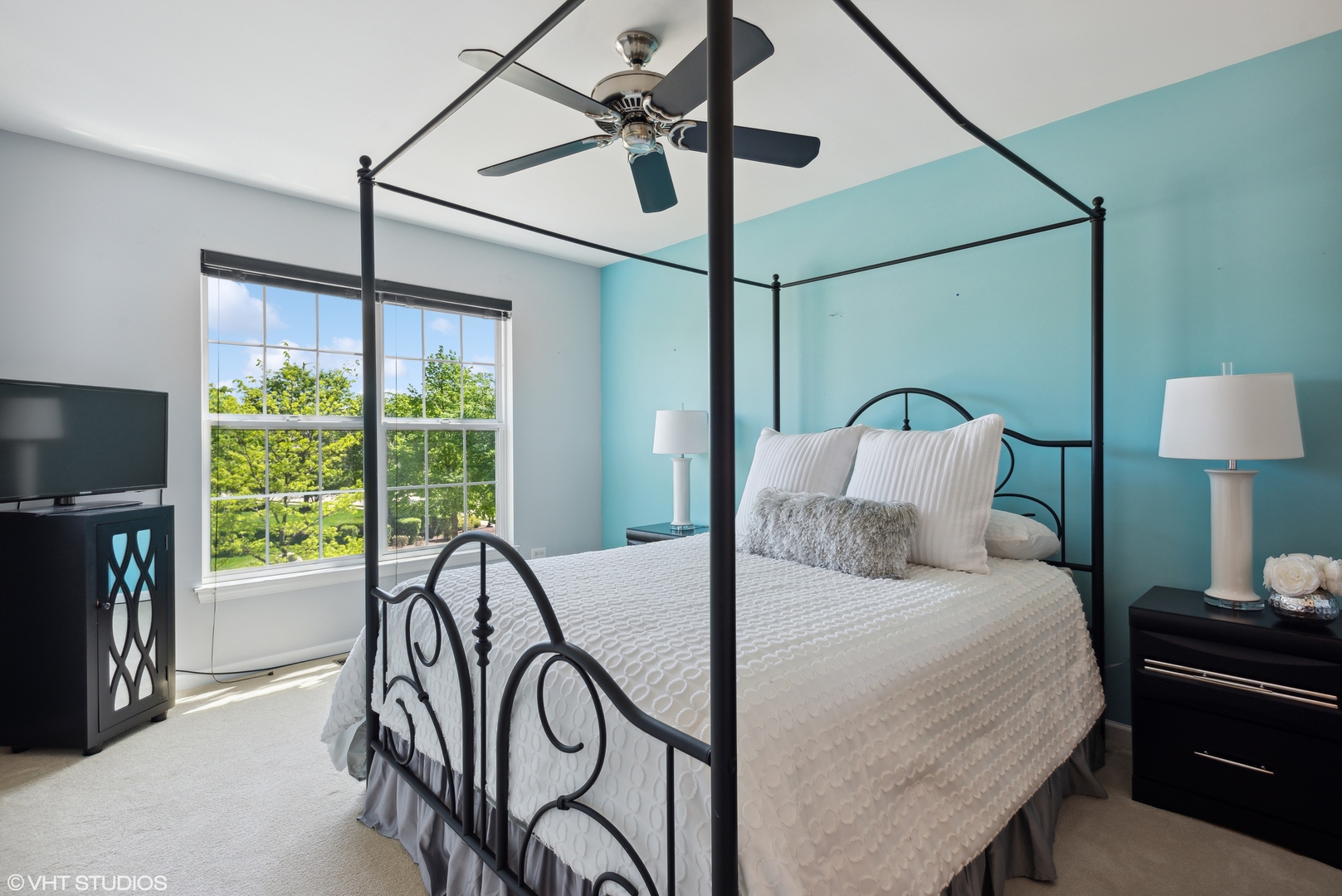 3897 Kingsmill Drive Elgin, IL 60124 - Photo 24 of 34 a bedroom with a bed and a table