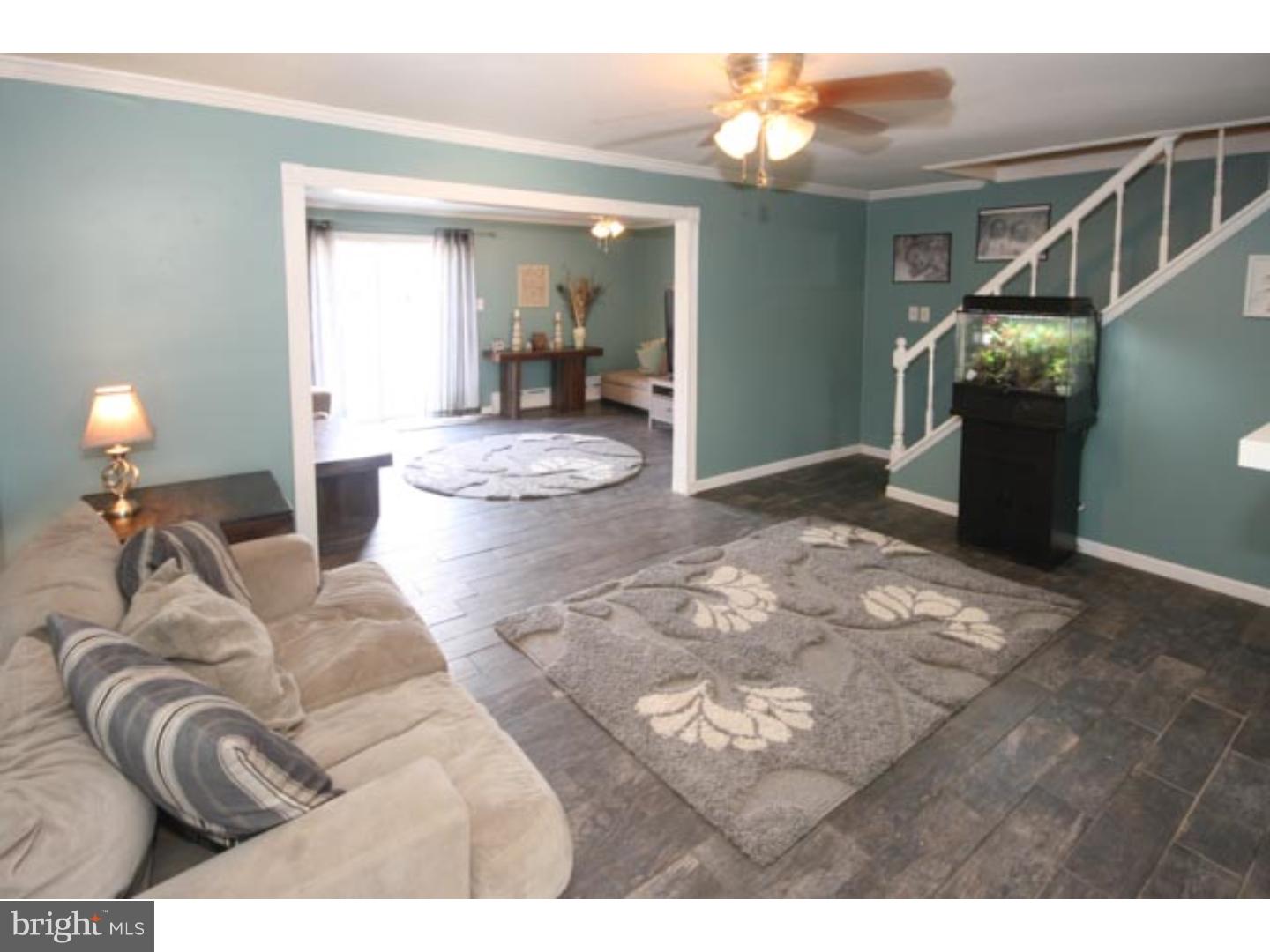9213 Andover Road Philadelphia, PA 19114 - Photo 5 of 25 Living Room
