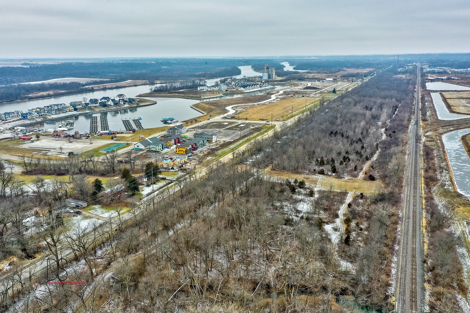 0 2753rd Road Ottawa, IL 61350 - Photo 8 of 19 a view of a city with an ocean