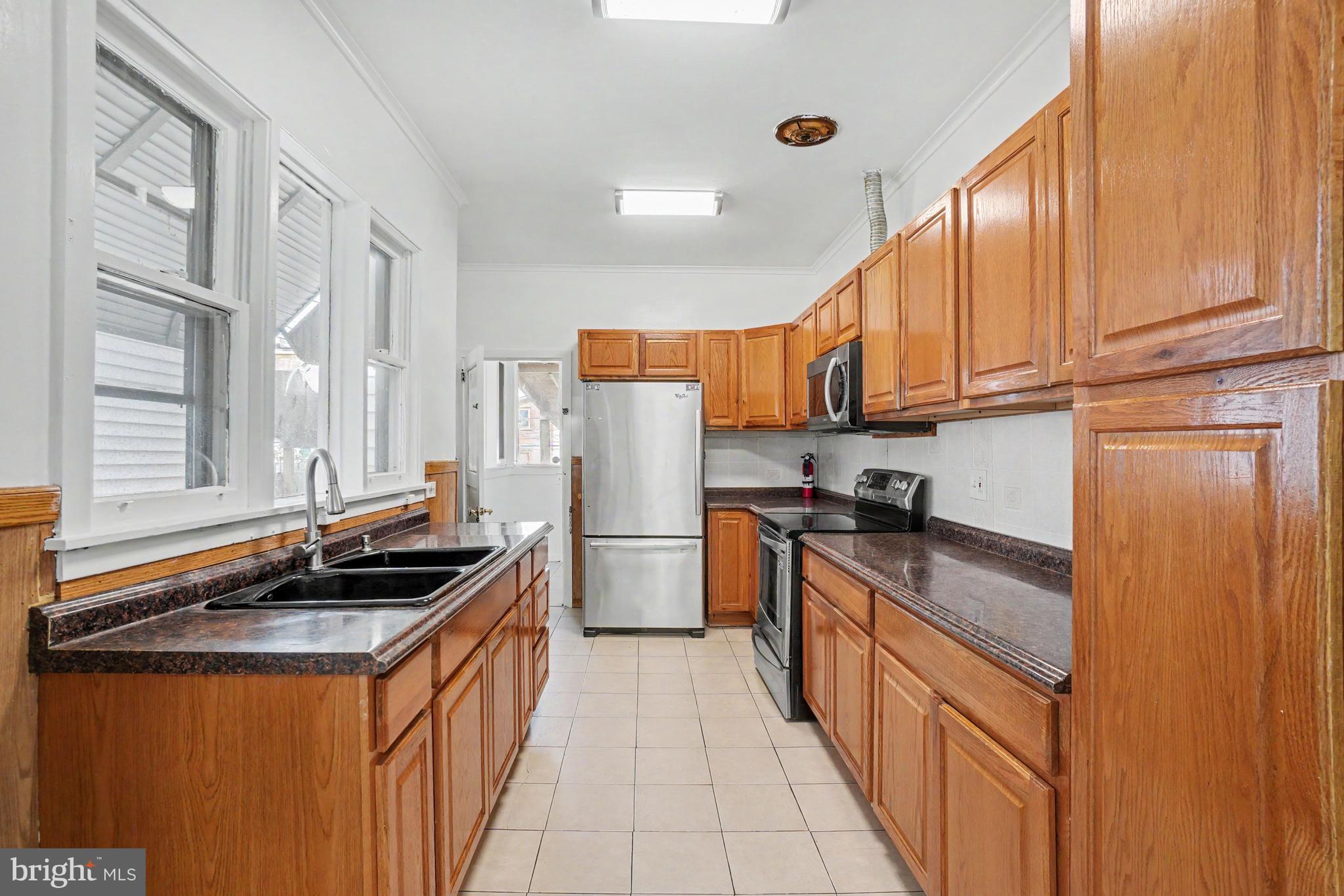 546 Locust Street Reading, PA 19604 - Photo 7 of 31