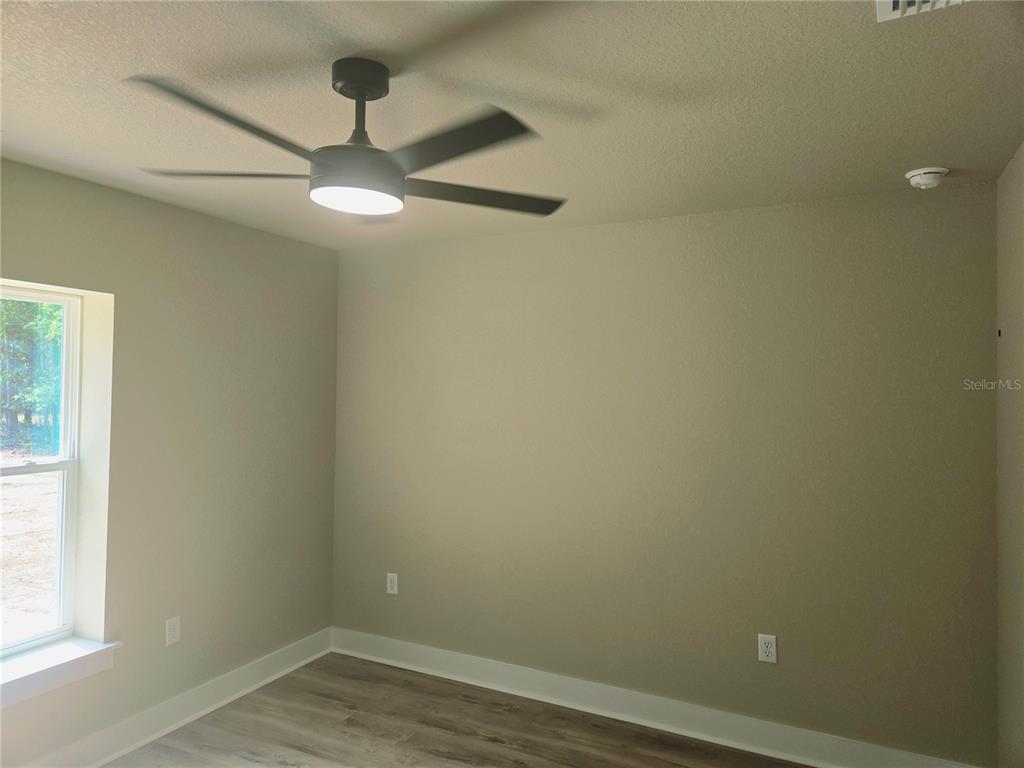 8541 Northeast 105th Avenue Bronson, FL 32621 - Photo 13 of 20 en empty room with a window