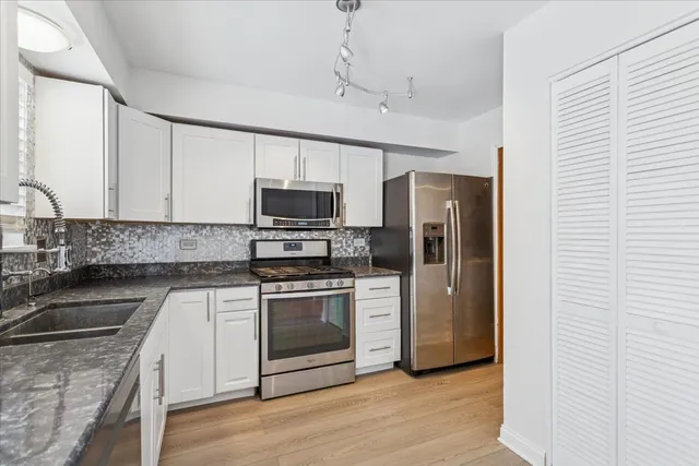 $325,000 | 1964 Pembrooke Court, Romeoville, IL 60446