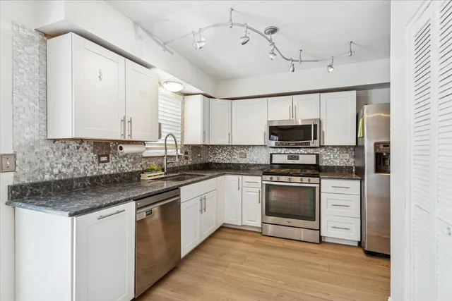 $325,000 | 1964 Pembrooke Court, Romeoville, IL 60446