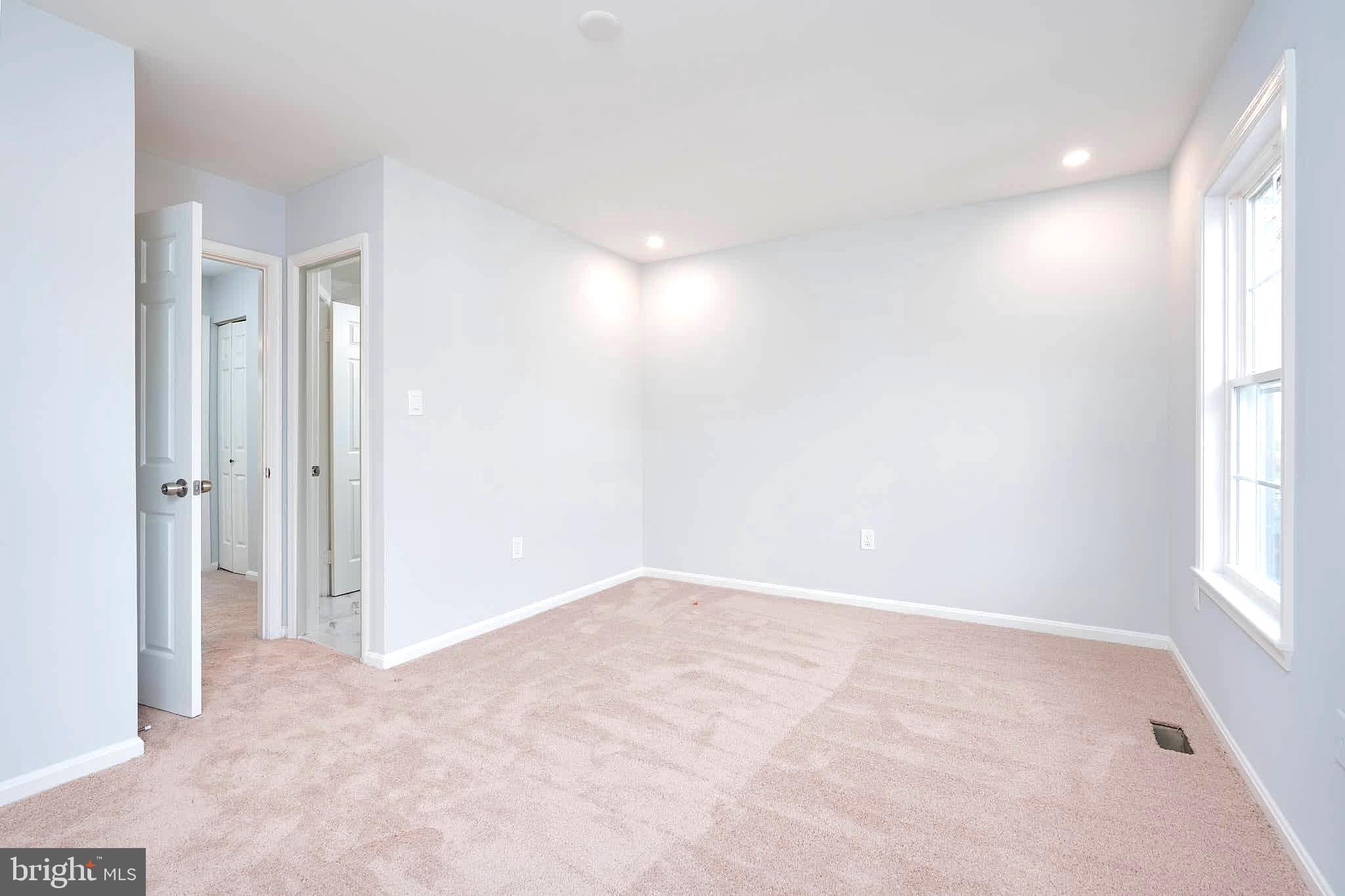 7938 Brighton Way Manassas, VA 20109 - Photo 18 of 26 an empty room with windows and closet