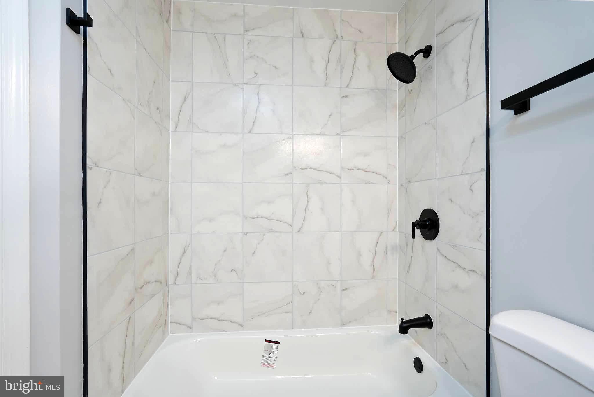 7938 Brighton Way Manassas, VA 20109 - Photo 20 of 26 a bathroom with a bathtub