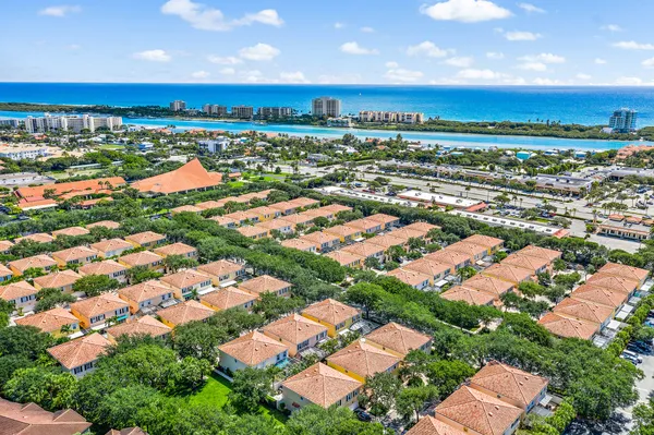 a view of a front of house with a yard
