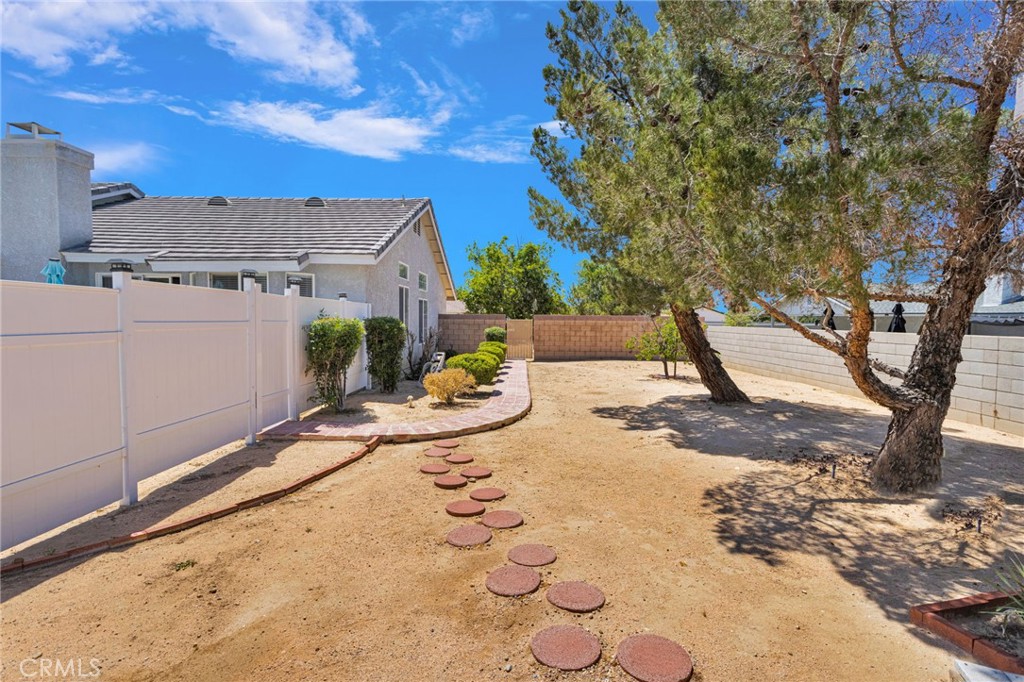 13863 Coachella Road Apple Valley, CA 92307 - Photo 47 of 53 a view of an outdoor space with a house