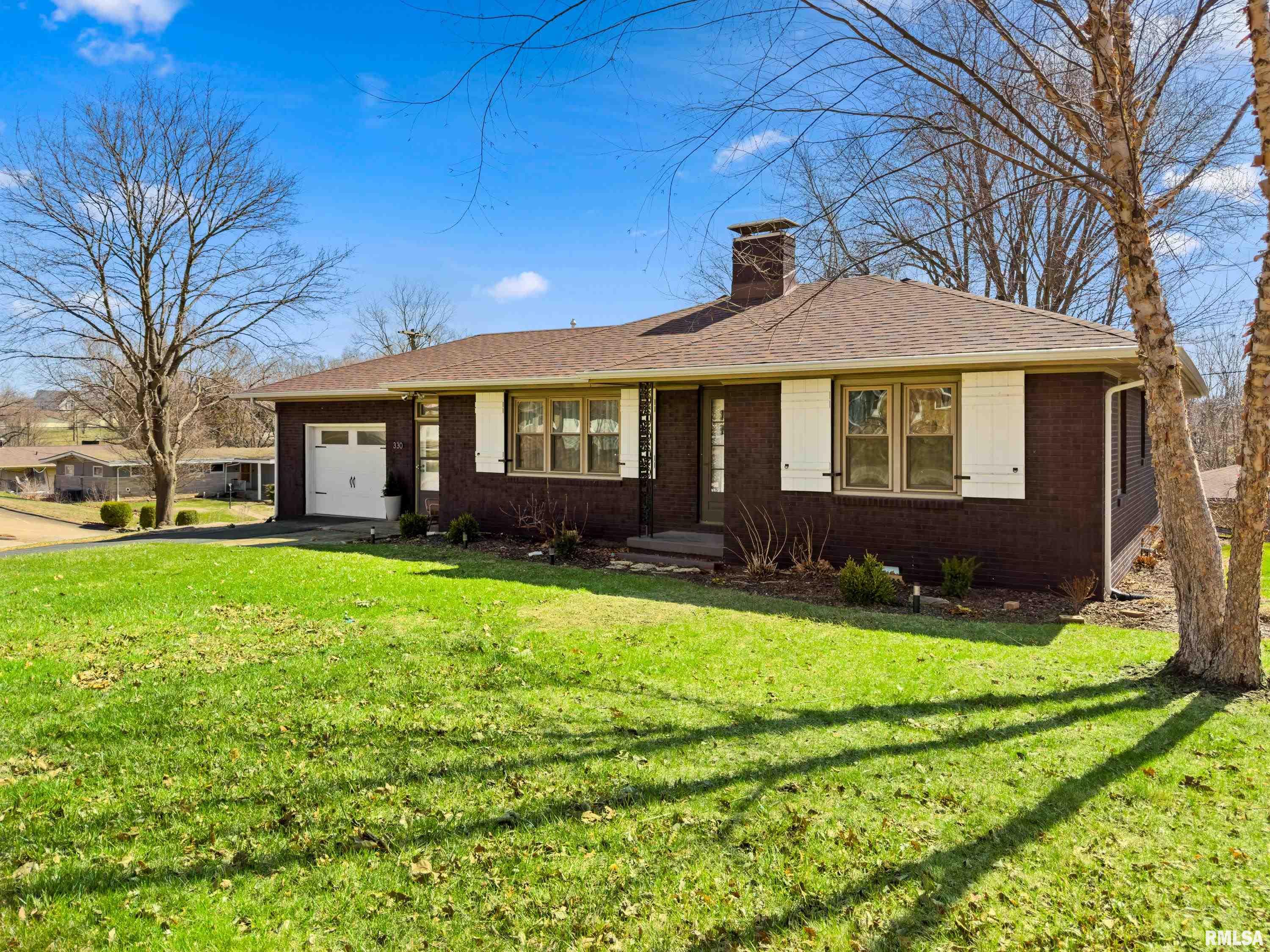 330 North Sycamore Terrace Canton, IL 61520 - Photo 3 of 23