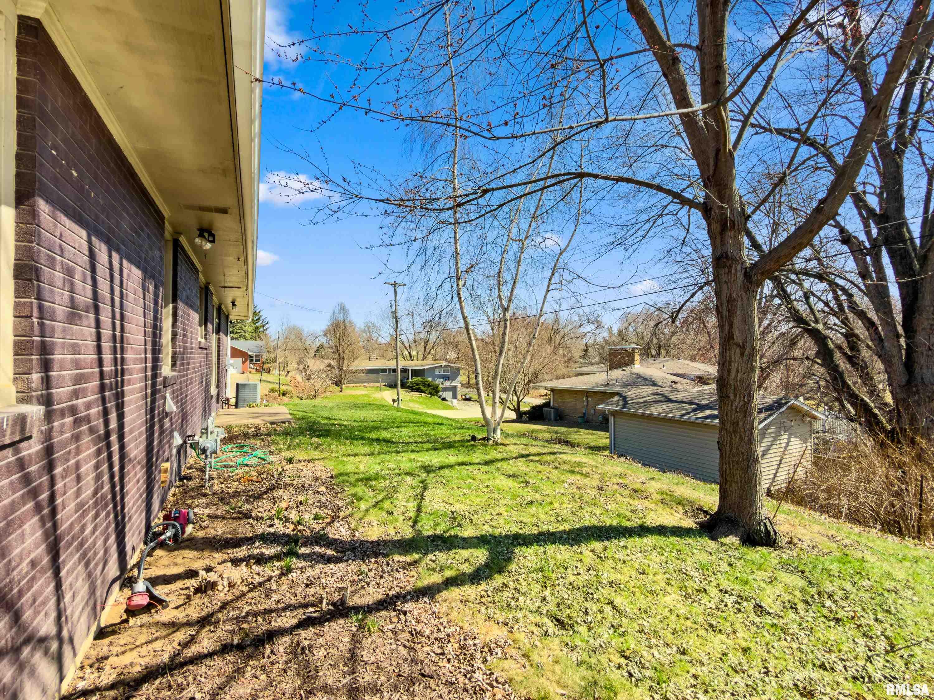 330 North Sycamore Terrace Canton, IL 61520 - Photo 4 of 23