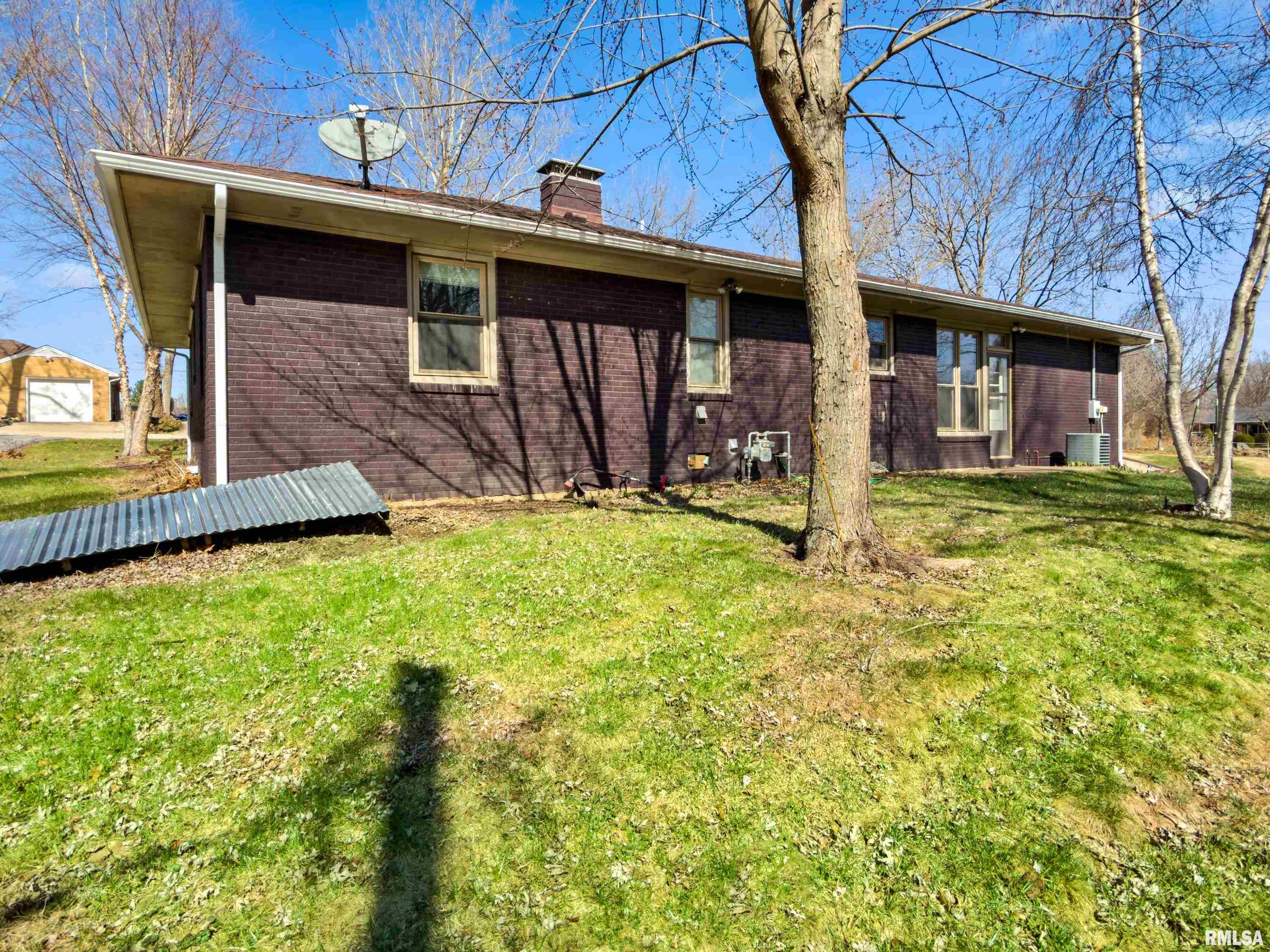 330 North Sycamore Terrace Canton, IL 61520 - Photo 5 of 23