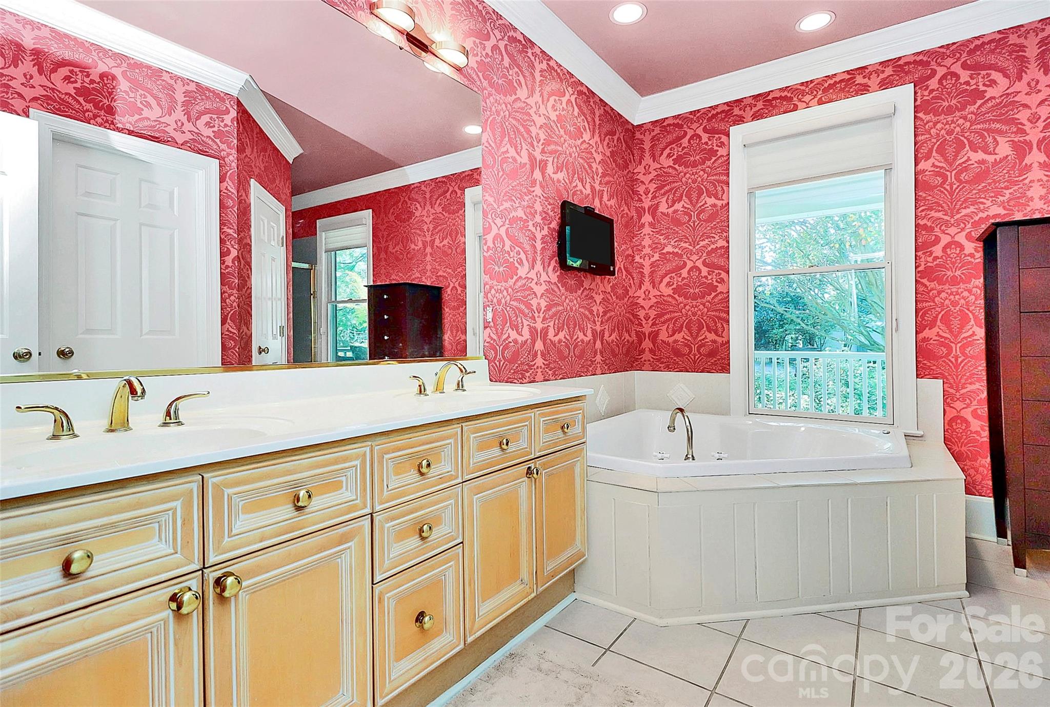 304 South Canterbury Road Charlotte, NC 28211 - Photo 20 of 39 a bathroom with a tub sink and mirror