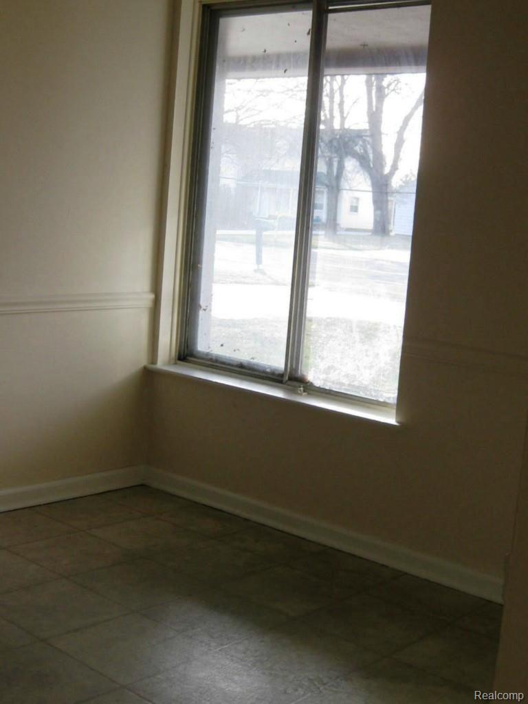 4181 Venoy Road Wayne, MI 48184 - Photo 6 of 16 Bright Dining Area