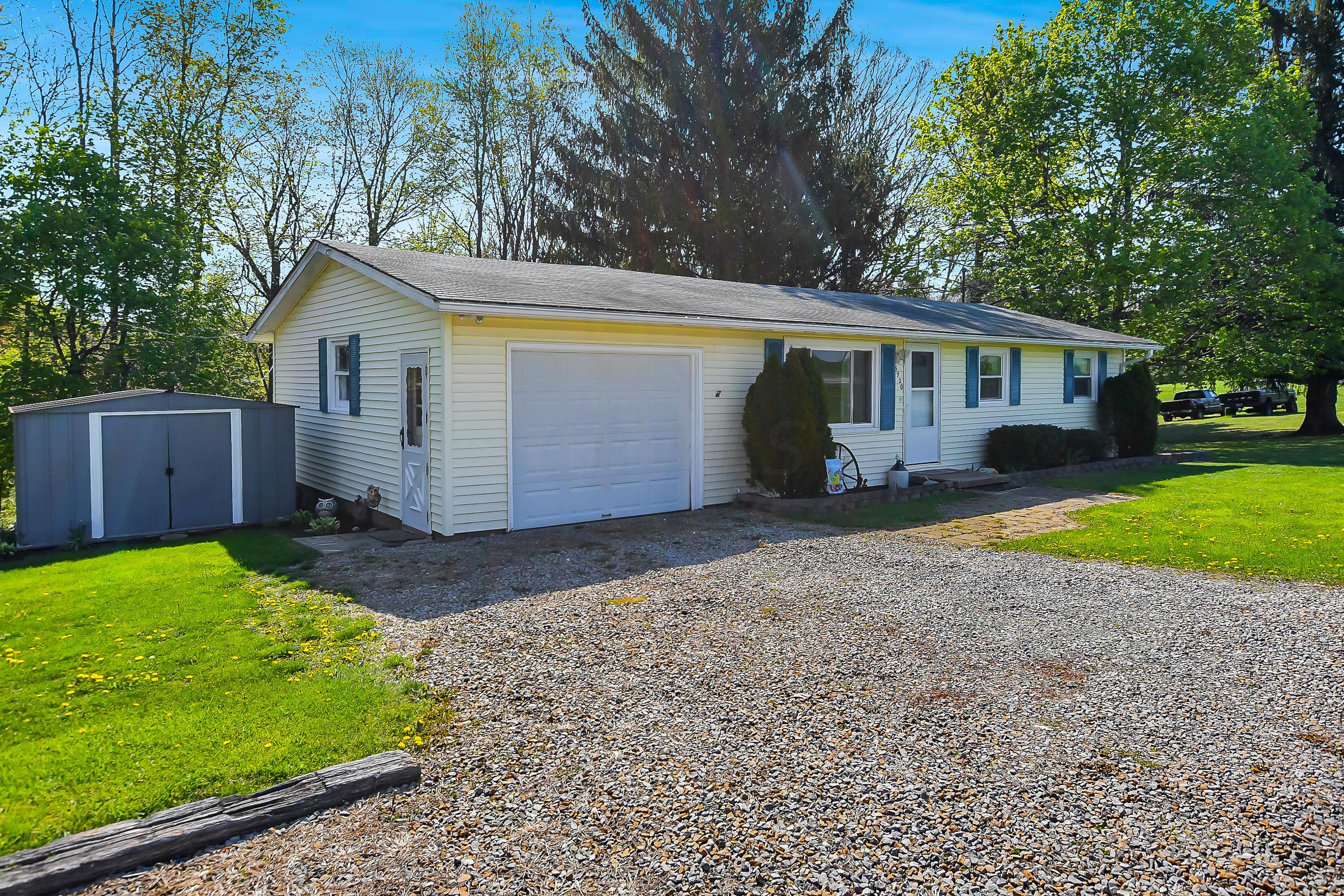 5920 Adamsville Road Zanesville, OH 43701 - Photo 3 of 25