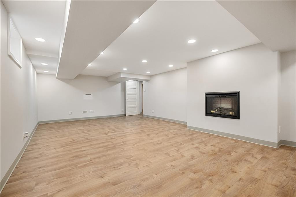 4305 Centre Pittsburgh, PA 15213 - Photo 39 of 47 an empty room with windows and wall painting