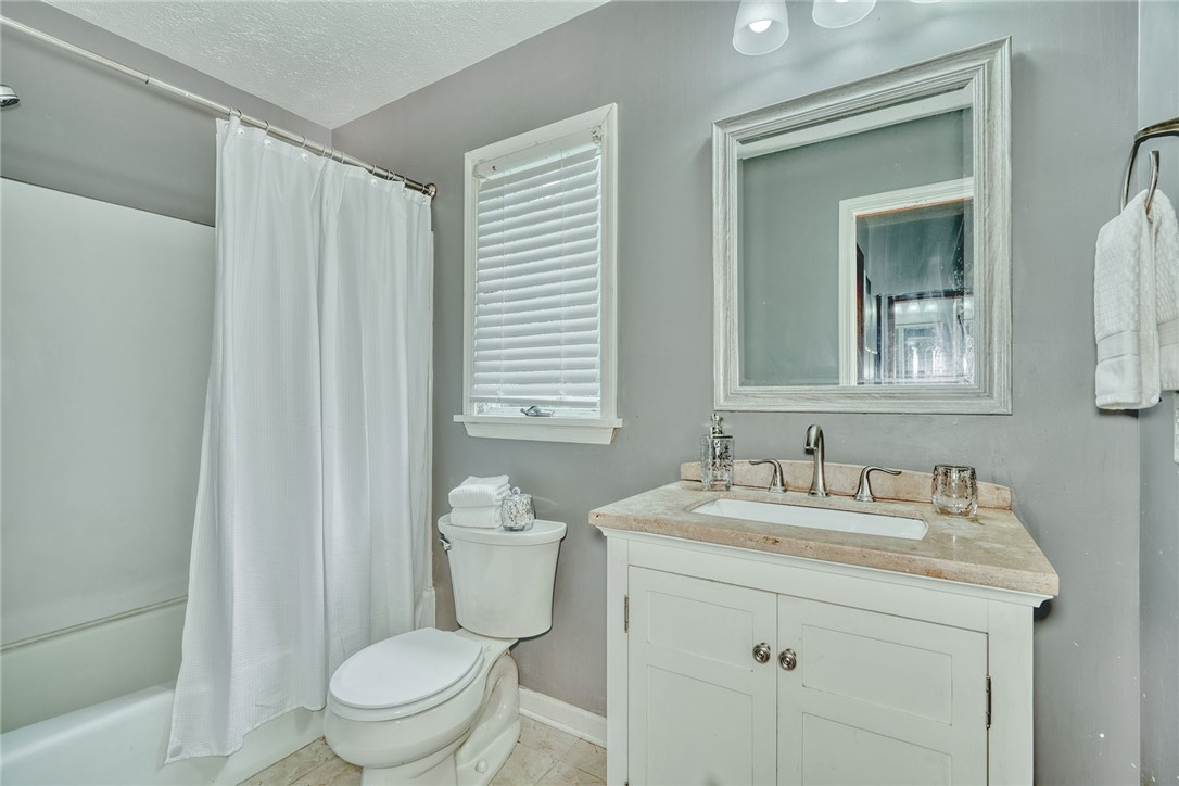 645 Webster Road Webster, NY 14580 - Photo 32 of 50 2nd floor Primary bedroom bath