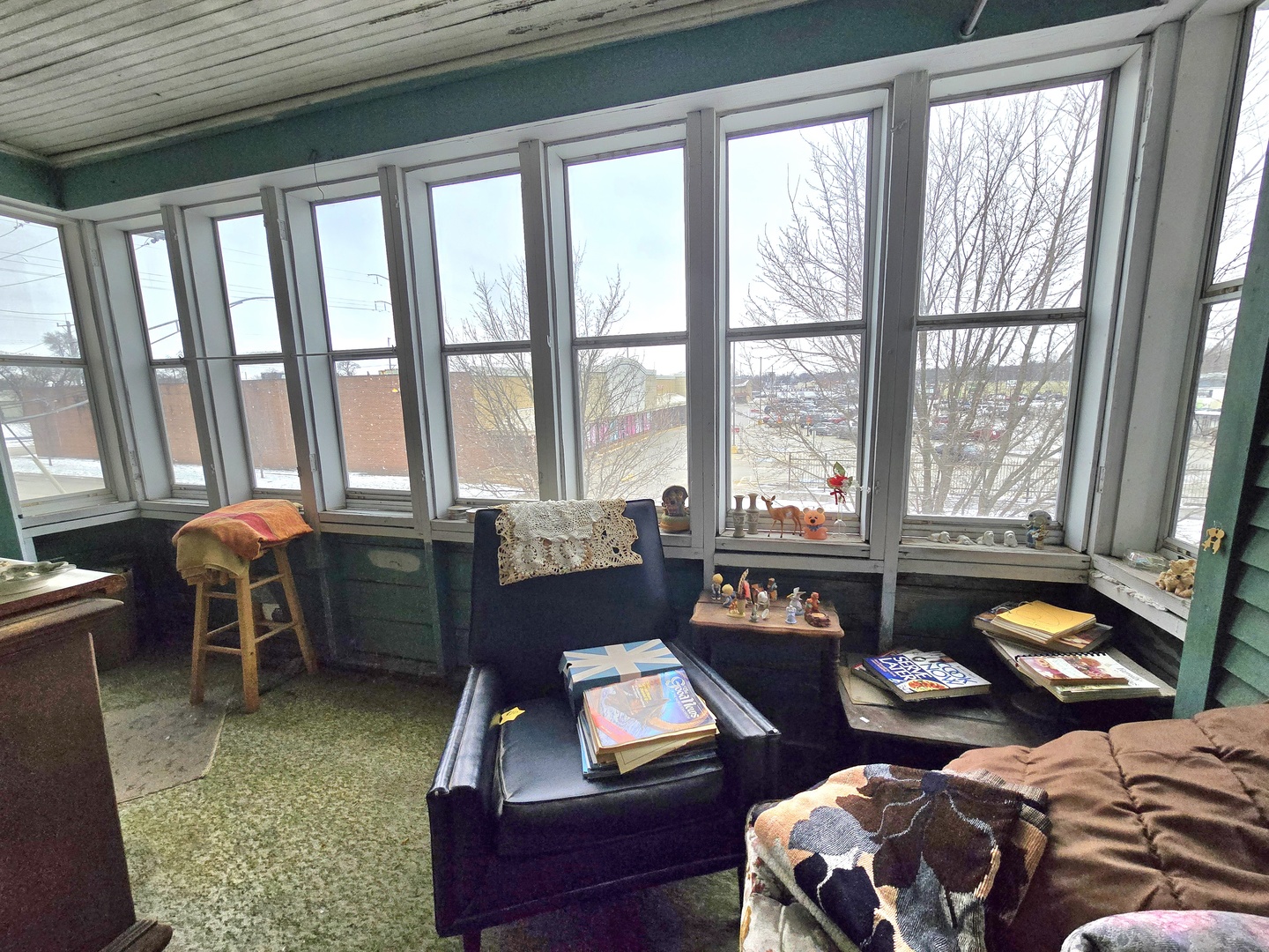 157-159 West Hickory Street Kankakee, IL 60901 - Photo 14 of 40 a living room with furniture and a floor to ceiling window