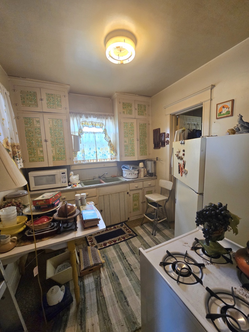 157-159 West Hickory Street Kankakee, IL 60901 - Photo 20 of 40 a kitchen with a refrigerator a stove a sink and a stove