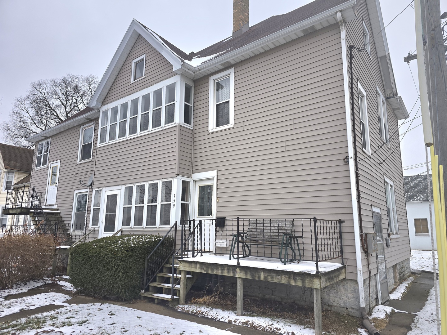 157-159 West Hickory Street Kankakee, IL 60901 - Photo 36 of 40 a front view of a house with garage