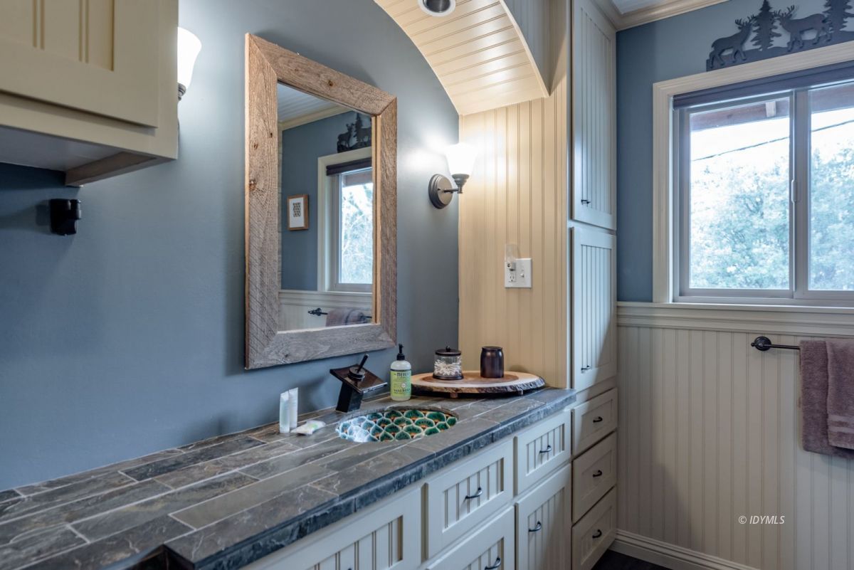 24740 Marion Ridge Drive Idyllwild, CA 92549 - Photo 12 of 30 Spacious main level bath
