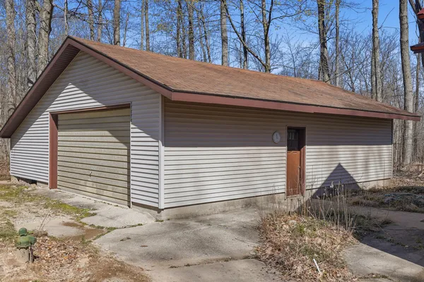 $159,900 | 15359 North Clear Lake Drive, Big Rapids, MI 49307