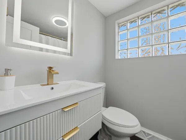 $395,000 | 5301 South Menard Avenue, Chicago, IL 60638